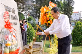 Chủ tịch Quốc hội Trần Thanh Mẫn dâng hương, dâng hoa tưởng niệm Chủ tịch Hồ Chí Minh, các Anh hùng liệt sỹ tại nơi lưu niệm sự kiện Nam Kỳ Khởi nghĩa. (Ảnh: Doãn Tấn/ TTXVN)