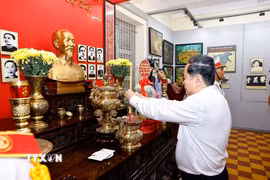 Chủ tịch Quốc hội Trần Thanh Mẫn dâng hương tưởng niệm Chủ tịch Hồ Chí Minh, các Anh hùng liệt sỹ tại nơi lưu niệm sự kiện Nam Kỳ Khởi nghĩa. (Ảnh: Doãn Tấn/TTXVN)