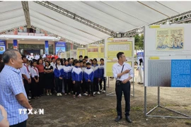 Triển lãm trưng bày gần 100 tư liệu quý với 6 chủ đề. (Ảnh: Ngọc Minh/TTXVN)