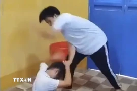 Hình ảnh nam sinh mặc đồ thể dục đánh dã man nữ sinh được chia sẻ trên mạng xã hội khiến dư luận bức xúc. (Ảnh: TTXVN phát)