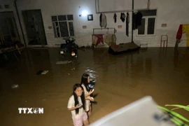 Khu nhà trọ ở phường Phan Đình Phùng ngập nước. (Ảnh: Thắng Trung/TTXVN)