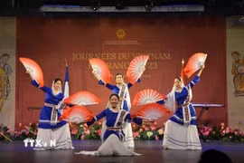 Tiết mục nghệ thuật múa và dân ca 3 miền tại Ngày văn hóa Việt Nam tại Pháp. (Ảnh: Nguyễn Ngọc Hiệp/TTXVN)