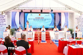 Các đại biểu thực hiện nghi thức động thổ tại lễ khởi công. (Ảnh: Tuấn Kiệt/ TTXVN)