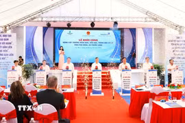 Các đại biểu thực hiện nghi thức động thổ tại lễ khởi công. (Ảnh: Tuấn Kiệt/ TTXVN)