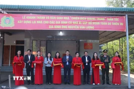 Nghi thức cắt băng khánh thành nhà trong Chiến dịch Quang Trung tại Huế. (Ảnh: Mai Trang/TTXVN)