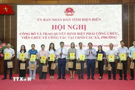 Lãnh đạo tỉnh Điện Biên trao Quyết định và tặng quà các công chức, viên chức biệt phái về cấp xã. (Ảnh: Xuân Tư/TTXVN)