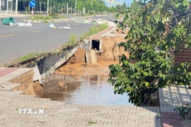 Điểm sạt lở kè Thường Thới Tiền (thuộc xã Thường Phước, tỉnh Đồng Tháp), chiều 16/10/2025. (Ảnh: TTXVN phát)