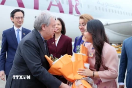 Tổng Thư ký Liên hợp quốc António Guterres đến sân bay quốc tế Nội Bài bắt đầu thăm chính thức Việt Nam. (Ảnh: An Đăng/TTXVN)