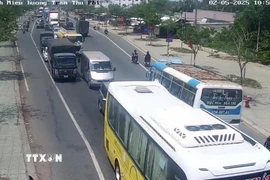 Các dòng xe ô tô "rồng rắn" nối đuôi nhau trên Quốc lộ 60 để di chuyển qua cầu Rạch Miễu vào lúc 10 giờ 56 phút, ngày 2/5. (Ảnh: TTXVN phát)