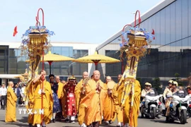 Xá lợi Đức Phật Thích Ca được cung rước từ sân bay Tân Sơn Nhất về Học viện Phật giáo Việt Nam tại Thành phố Hồ Chí Minh. (Ảnh: TTXVN phát)