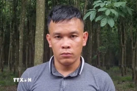 Bắt giữ đối tượng Nguyễn Văn Đức để điều tra về hành vi “Cướp tài sản” và “Hiếp dâm.” (Ảnh: TTXVN phát)