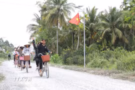 Hạ tầng giao thông từng bước hoàn chỉnh tạo điều kiện đi lại thuận tiện hơn cho người dân vùng đồng bào Khmer. (Ảnh: Lê Thúy Hằng/TTXVN)