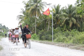 Hạ tầng giao thông từng bước hoàn chỉnh tạo điều kiện đi lại thuận tiện hơn cho người dân vùng đồng bào Khmer. (Ảnh: Lê Thúy Hằng/TTXVN)