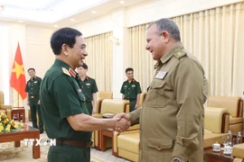 Đại tướng Phan Văn Giang, Bộ trưởng Bộ Quốc phòng tiếp Trung tướng Víctor Leonardo Rojo Ramos, Chủ nhiệm Chính trị các Lực lượng vũ trang cách mạng Cuba. (Ảnh: TTXVN phát)