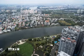 Bất động sản Thành phố Hồ Chí Minh hai bên sông Sài Gòn thuộc quận Bình Thạnh và thành phố Thủ Đức. (Ảnh: Hồng Đạt/TTXVN)