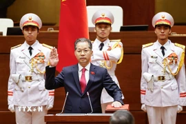 Chánh án Tòa án nhân dân Tối cao Nguyễn Văn Quảng tuyên thệ. (Ảnh: Doãn Tấn/TTXVN)