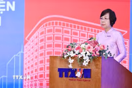 Đồng chí Vũ Việt Trang, Ủy viên Ban Thường vụ Đảng ủy các cơ quan Đảng Trung ương, Bí thư Đảng ủy, Tổng Giám đốc TTXVN, Phó Trưởng Ban Tuyên giáo và Dân vận Trung ương, Chủ tịch Liên Chi hội Nhà báo TTXVN trình bày báo cáo. (Ảnh: Minh Đức/TTXVN)