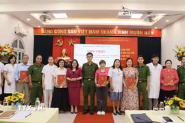 Ra mắt 5 tổ giám sát an toàn thực phẩm tại cộng đồng phường Cửa Nam (Hà Nội). (Ảnh: Nguyễn Cúc/TTXVN)