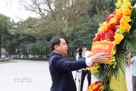 Bí thư Thành ủy Hà Nội Trần Đức Thắng dâng hoa tưởng nhớ Vladimir Ilyich Lenin. (Ảnh: Văn Điệp/TTXVN)