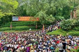 Du khách đổ về Khu Di tích Lịch sử Quốc gia đặc biệt Đền Hùng trong Lễ hội Đền Hùng (Phú Thọ). (Ảnh: Tạ Toàn/TTXVN)