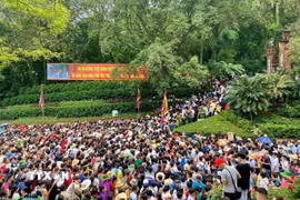 Du khách đổ về Khu Di tích Lịch sử Quốc gia đặc biệt Đền Hùng trong Lễ hội Đền Hùng (Phú Thọ). (Ảnh: Tạ Toàn/TTXVN)