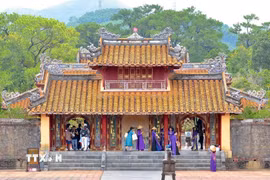 Du khách tham quan địa điểm du lịch tại thành phố Huế. (Ảnh: Hải Âu/TTXVN)
