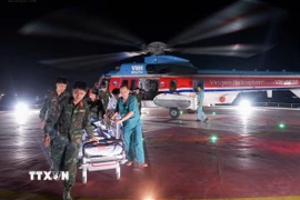 Trực thăng vận chuyển cấp cứu bệnh nhân về đến Bệnh viện Quân y 175. (Ảnh: TTXVN phát)