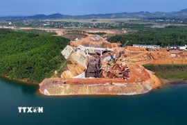 Những ngày nghỉ tết Dương lịch, không khí thi công trên công trường dự án hồ Kẻ Gỗ vẫn rất khẩn trương. (Ảnh: Hữu Quyết/TTXVN)