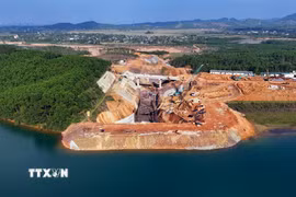 Những ngày nghỉ tết Dương lịch, không khí thi công trên công trường dự án hồ Kẻ Gỗ vẫn rất khẩn trương. (Ảnh: Hữu Quyết/TTXVN)