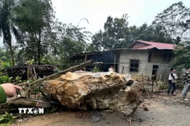 Tảng đá nặng hàng chục tấn lăn xuống nơi có 5 hộ dân đang sinh sống phía dưới. (Ảnh: TTXVN phát)