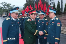 Bộ trưởng Bộ Quốc phòng Phan Văn Giang với các đại biểu. (Ảnh: Trọng Đức/TTXVN)