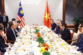 Thủ tướng Phạm Minh Chính làm việc với Thủ tướng Malaysia Anwar Ibrahim. (Ảnh: Dương Giang/TTXVN)