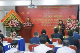 Phó Chủ tịch Quốc hội Nguyễn Thị Thanh phát biểu chúc mừng các thầy thuốc Bệnh viện Ung bướu Hà Nội. (Ảnh: Minh Quyết/TTXVN)