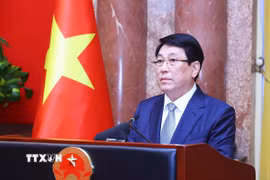 Chủ tịch nước Lương Cường chúc mừng ngành y tế nhân kỷ niệm 70 năm Ngày Thầy thuốc Việt Nam. (Ảnh: Lâm Khánh/TTXVN)
