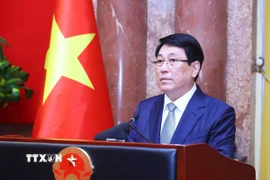 Chủ tịch nước Lương Cường chúc mừng ngành y tế nhân kỷ niệm 70 năm Ngày Thầy thuốc Việt Nam. (Ảnh: Lâm Khánh/TTXVN)