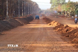Đường vào khu công nghiệp Long Tân chỉ dài gần 1,6km nhưng làm 5 năm chưa xong khiến người dân bức xúc. (Ảnh: Đậu Tất Thành/TTXVN)