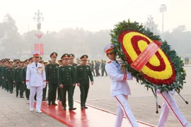 Thượng tướng Đỗ Xuân Tụng, Phó Chủ nhiệm Tổng cục Chính trị Quân đội Nhân dân Việt Nam và các đại biểu đặt vòng hoa và vào Lăng viếng Chủ tịch Hồ Chí Minh. (Ảnh: Trọng Đức/TTXVN)