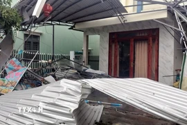 Nhà ở của người dân xã Chiên Đàn, thành phố Đà Nẵng bị hư hại sau trận lốc xoáy. (Ảnh: Trần Tĩnh/TTXVN)