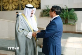 Thủ tướng Nhà nước Kuwait Sheikh Ahmad Abdullah Al-Ahmad Al Sabah đón Thủ tướng Phạm Minh Chính thăm chính thức Kuwait. (Ảnh: Dương Giang/TTXVN)