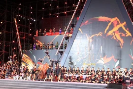 Tiết mục biểu diễn mang đậm sắc màu núi rừng Tây Nguyên, chào mừng kỷ niệm 120 năm ngày thành lập tỉnh Đắk Lắk. (Ảnh: Tuấn Anh/ TTXVN)