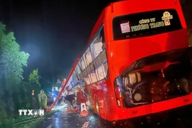 Hiện trường vụ sạt lở khiến xe khách chở 33 người gặp nạn trên đèo Khánh Lê đoạn qua địa phận tỉnh Khánh Hòa. (Ảnh: TTXVN phát)