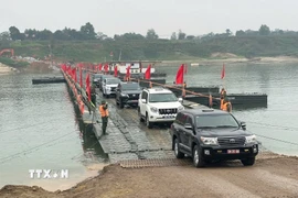 Cầu phao qua sông Lô. (Ảnh: Nguyễn Văn Cảnh/TTXVN)