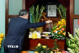 Tổng Bí thư Tô Lâm dâng hương tưởng niệm Bác Hồ tại Nhà 67, Khu Di tích Chủ tịch Hồ Chí Minh tại Phủ Chủ tịch. (Ảnh: Thống Nhất/TTXVN)