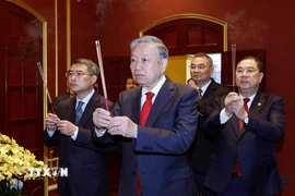 Tổng Bí thư Tô Lâm dâng hương tưởng nhớ, tri ân các bậc tiên đế có công với đất nước tại Khu Di tích Hoàng Thành Thăng Long-Hà Nội. (Ảnh: Thống Nhất/TTXVN)