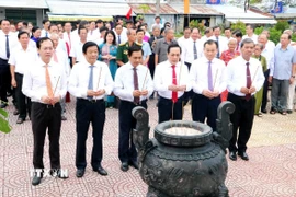 Đại biểu dâng hương tại Tượng đài Đốc binh Lê Cẩn-Nguyễn Giao. (Ảnh: Lê Thúy Hằng/TTXVN)