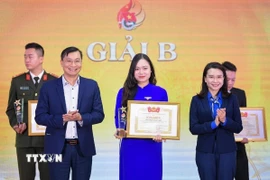 Đồng chí Nguyễn Phạm Duy Trang, Bí thư Ban Chấp hành Trung ương Đoàn, Chủ tịch Hội đồng Đội Trung ương, Phó Trưởng Ban Chỉ đạo 35 Trung ương Đoàn trao giải B cho tác giả. (Ảnh: Minh Đức/TTXVN)