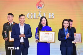 Đồng chí Nguyễn Phạm Duy Trang, Bí thư Ban Chấp hành Trung ương Đoàn, Chủ tịch Hội đồng Đội Trung ương, Phó Trưởng Ban Chỉ đạo 35 Trung ương Đoàn trao giải B cho tác giả. (Ảnh: Minh Đức/TTXVN)