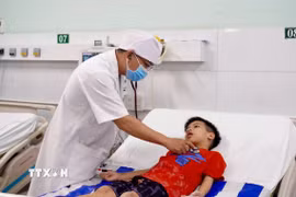 Sau 14 ngày được điều trị tích cực tại Bệnh viện Nhi đồng Đồng Nai, bé Đ.M.T đã hồi phục sức khỏe. (Ảnh: Lê Xuân/TTXVN)