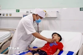 Sau 14 ngày được điều trị tích cực tại Bệnh viện Nhi đồng Đồng Nai, bé Đ.M.T đã hồi phục sức khỏe. (Ảnh: Lê Xuân/TTXVN)