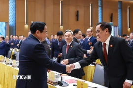 Thủ tướng Phạm Minh Chính với các đại biểu dự Lễ kỷ niệm 50 năm thành lập Ủy ban Biên giới Quốc gia. (Ảnh: Dương Giang/TTXVN)